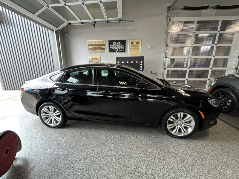 Gloss Black 2016 Chrysler 200 Sedan Front-Wheel Drive Automatic