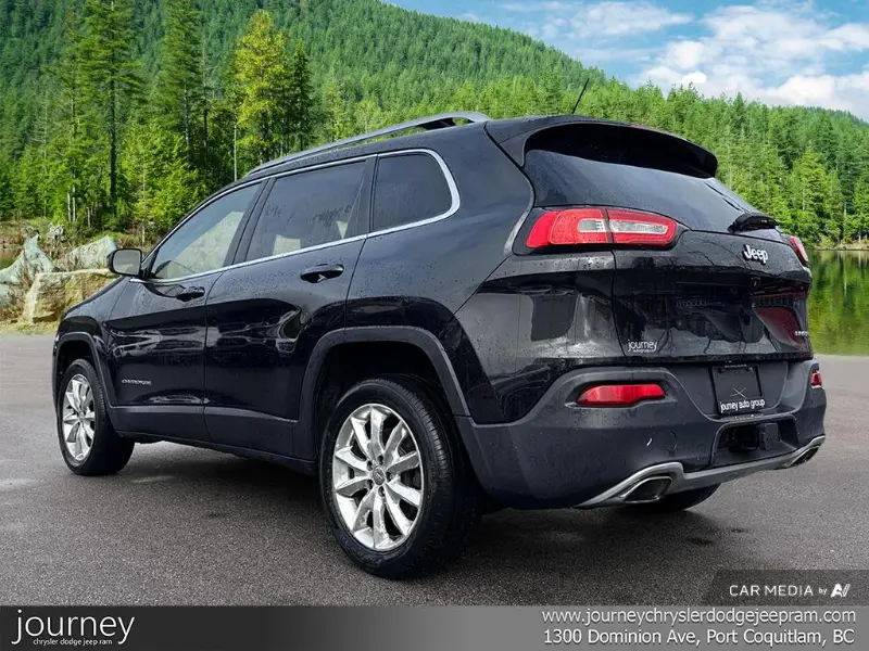 2015 Jeep Cherokee angle 4
