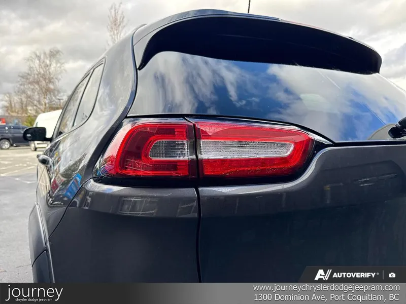 2018 Jeep Cherokee angle 10