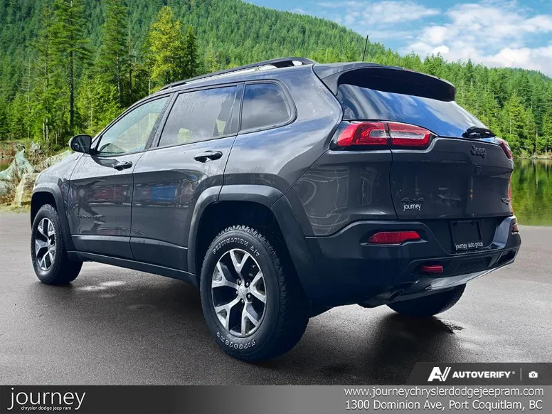 2018 Jeep Cherokee angle 4