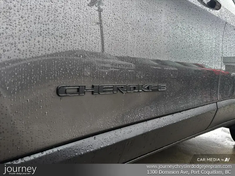 2023 JEEP Cherokee angle 8