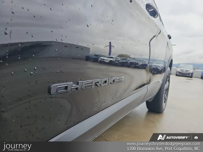 2022 JEEP Cherokee angle 8