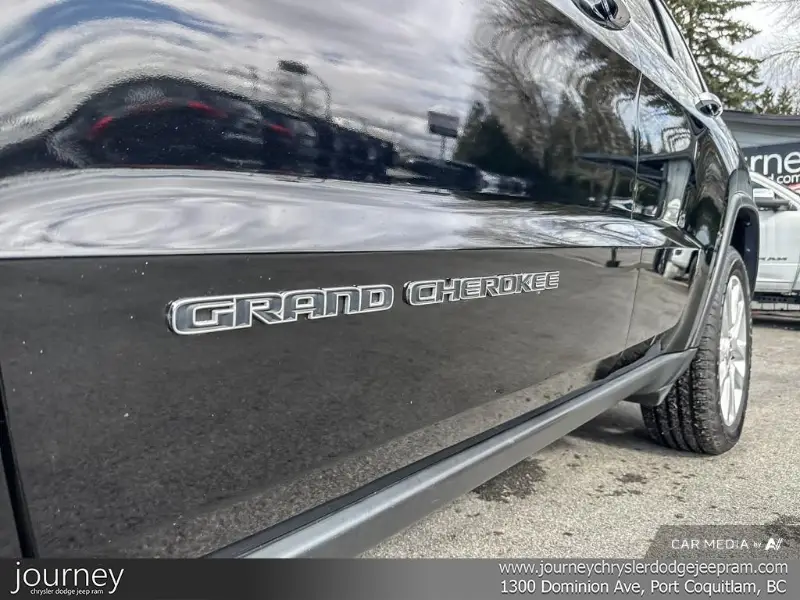 2017 Jeep Grand Cherokee angle 8