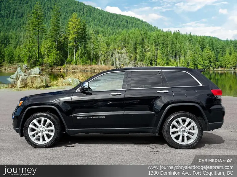 2017 Jeep Grand Cherokee angle 3