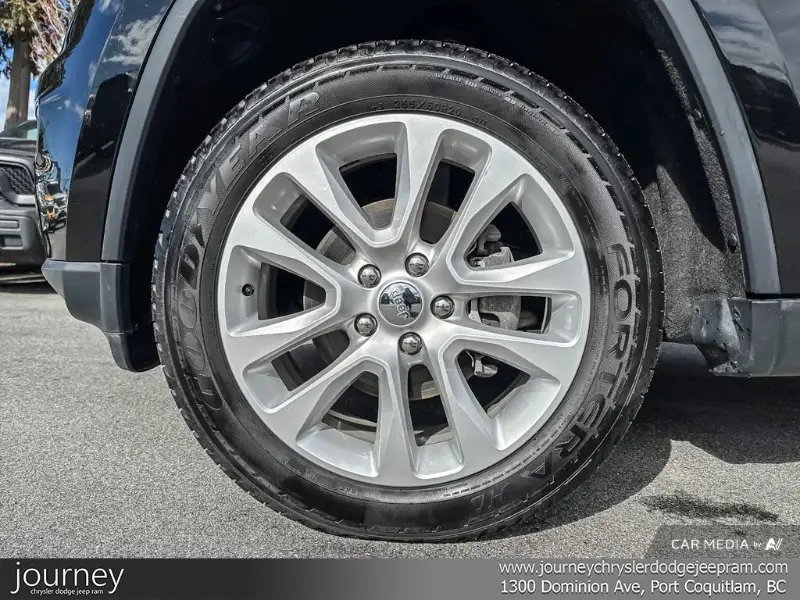 2017 Jeep Grand Cherokee angle 6