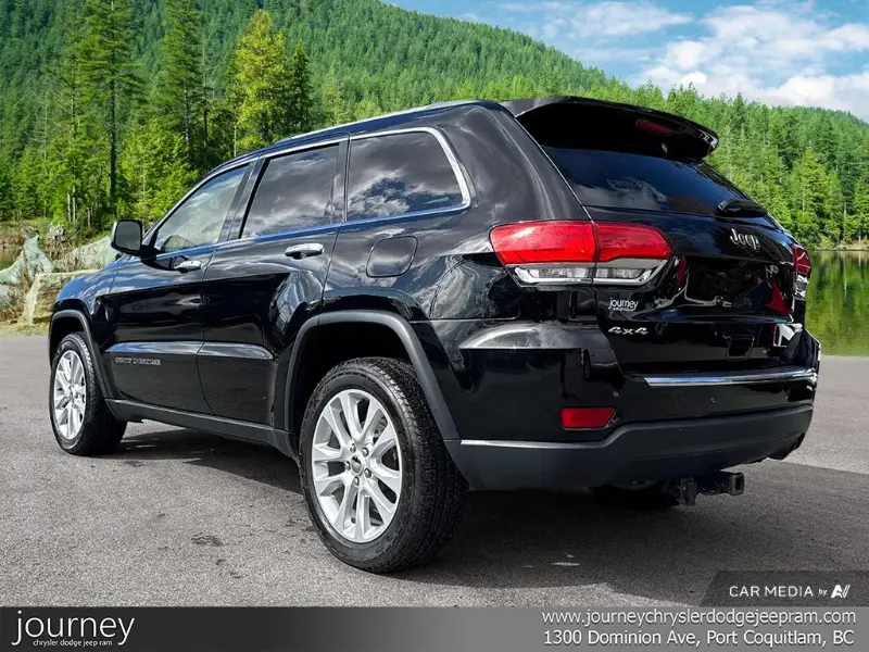 2017 Jeep Grand Cherokee angle 4