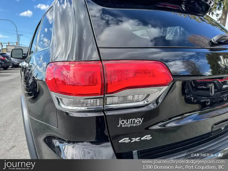 2017 Jeep Grand Cherokee angle 10