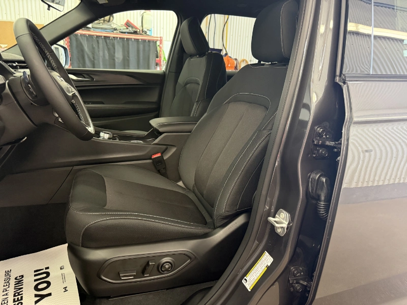 2025 JEEP Grand Cherokee Laredo  at Campbell McLennan Killam AB (Image 11/24)
