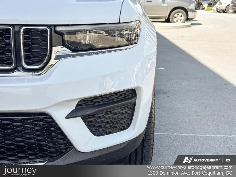 2024 JEEP Grand Cherokee angle 6