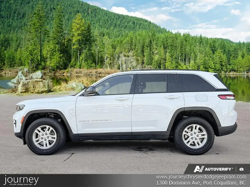 2024 JEEP Grand Cherokee angle 3