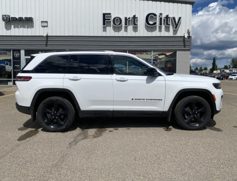 Bright White Clear Coat 2026 Jeep Grand Cherokee Altitude 4WD SUV / Crossover Four-Wheel Drive 8-Speed Automatic