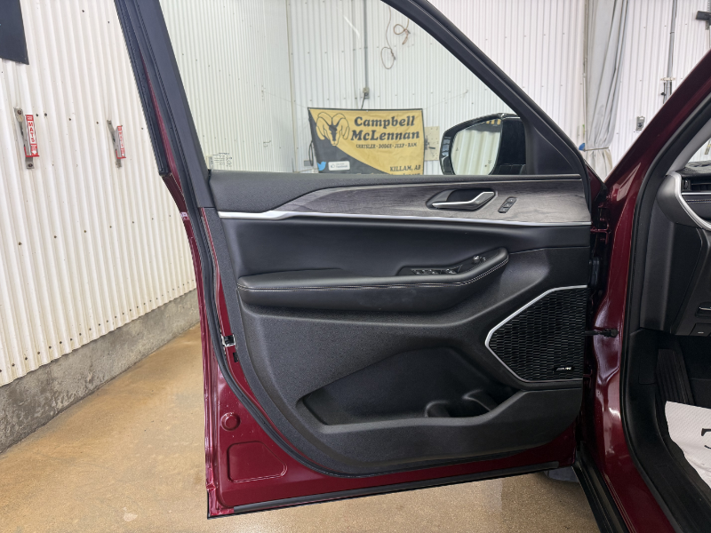 2023 JEEP Grand Cherokee Limited  at Campbell McLennan Killam AB (Image 6/29)