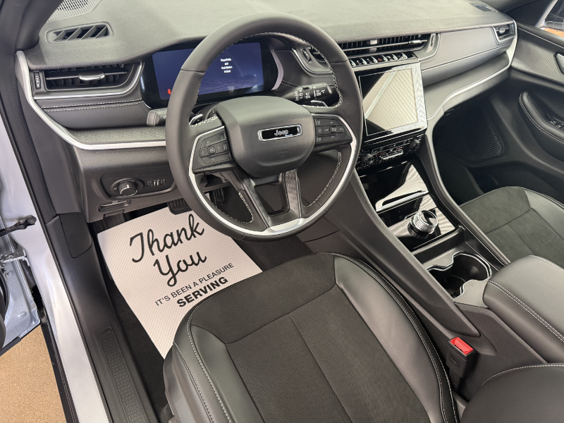 2025 JEEP Grand Cherokee L Altitude at Campbell McLennan Killam AB (Image 8/25)