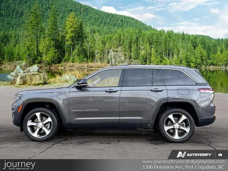 2022 Jeep Grand Cherokee 4xe angle 3