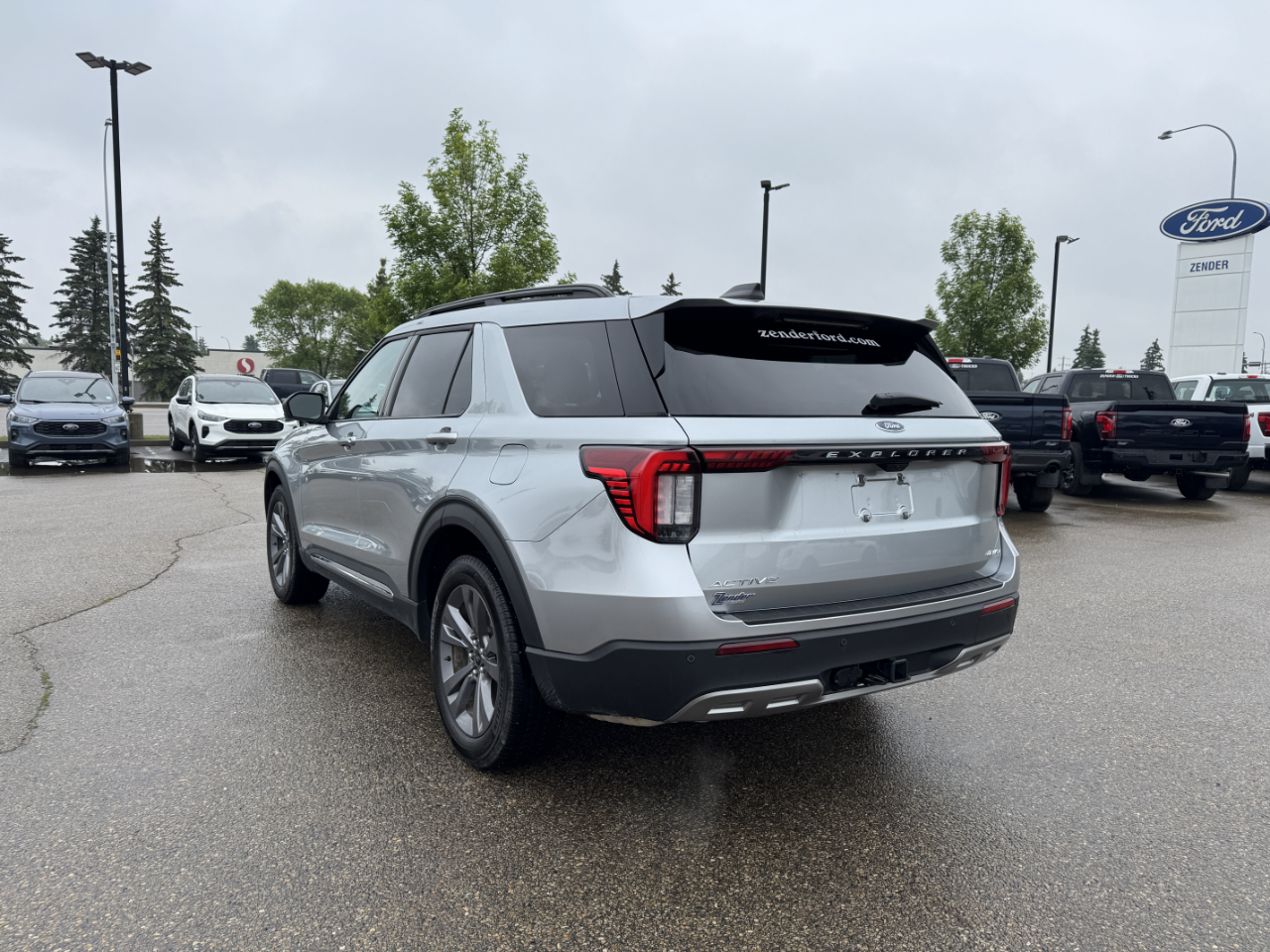 2025 Ford Explorer photo 2