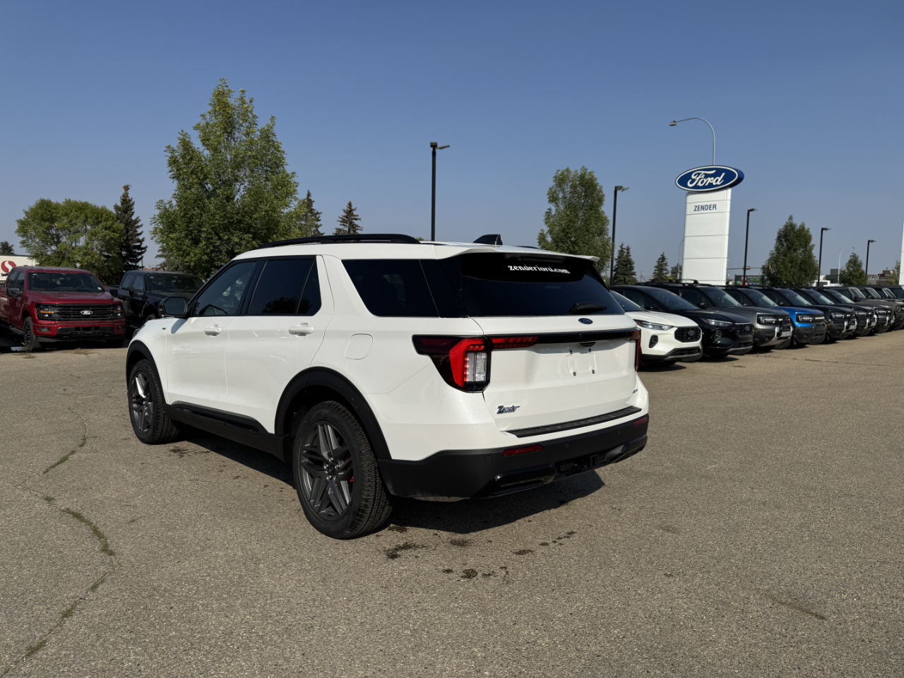 2025 Ford Explorer ST-Line photo 2