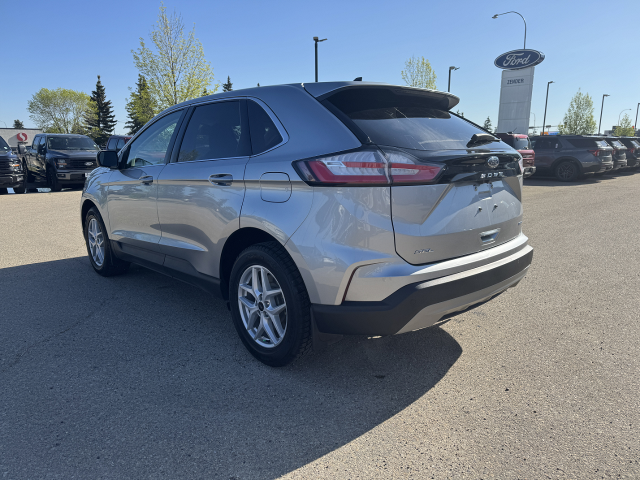 2023 Ford Edge SEL photo 2