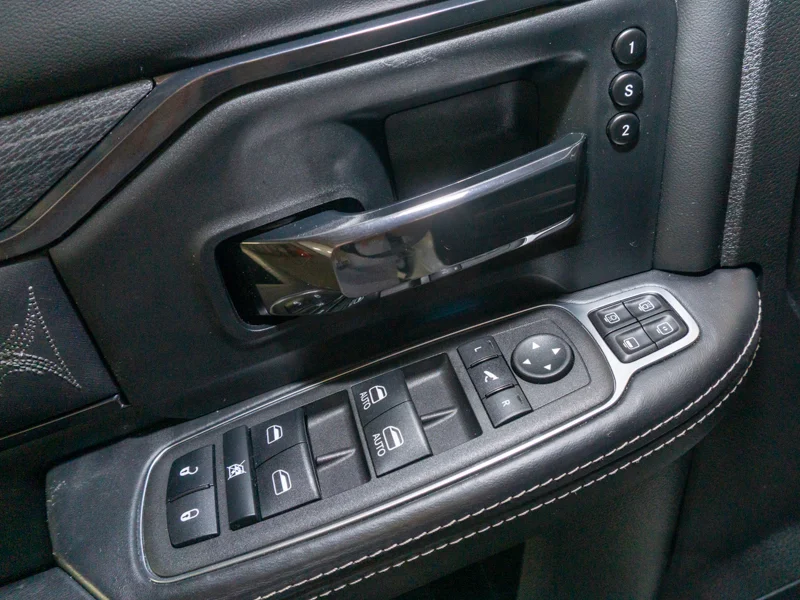 2024 RAM 3500 Limited at WOODGROVE CHRYSLER DODGE JEEP RAM Nanaimo British Columbia (Image 17/28)