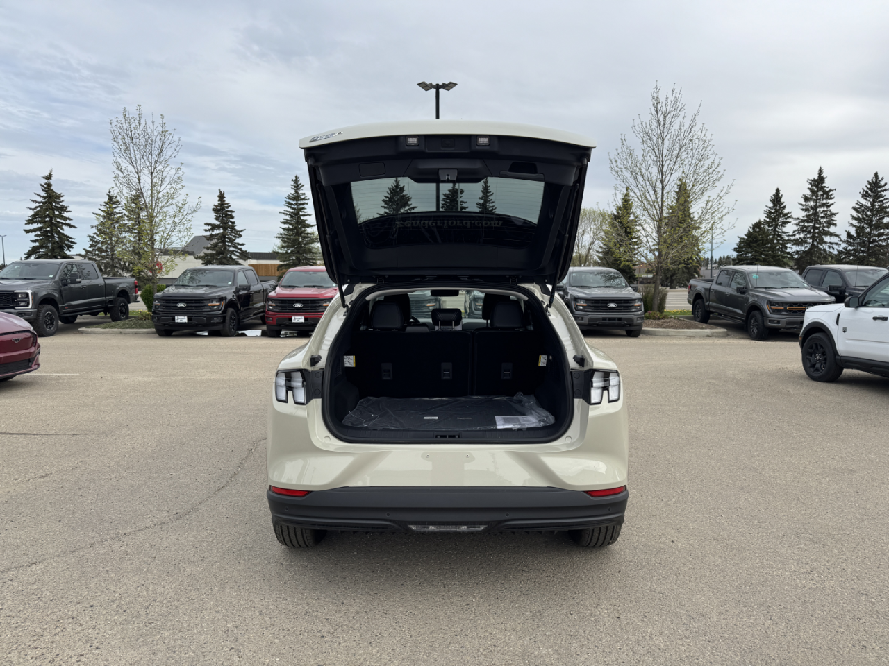 2025 Ford Mustang Mach-E Select photo 4