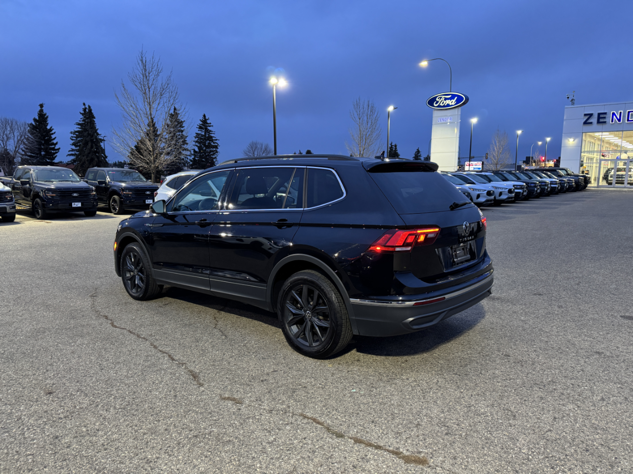 2024 Volkswagen Tiguan SE Wolfsburg Edition photo 2