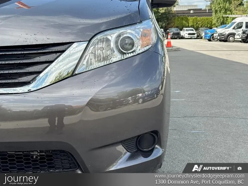 2017 TOYOTA Sienna angle 7