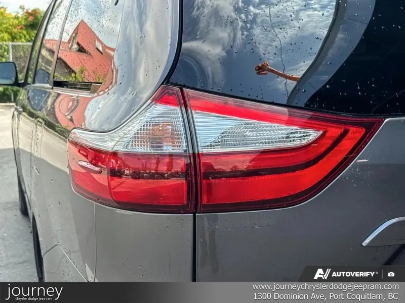 2017 TOYOTA Sienna angle 9
