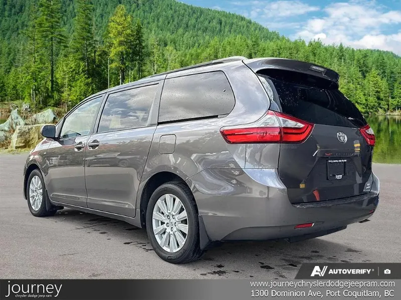 2017 TOYOTA Sienna angle 4