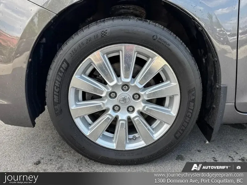 2017 TOYOTA Sienna angle 6