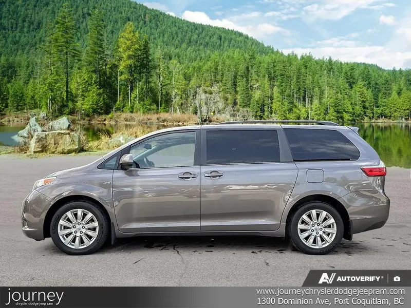 2017 TOYOTA Sienna angle 3
