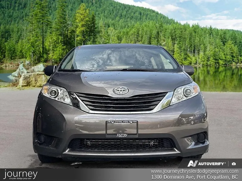 2017 TOYOTA Sienna angle 2