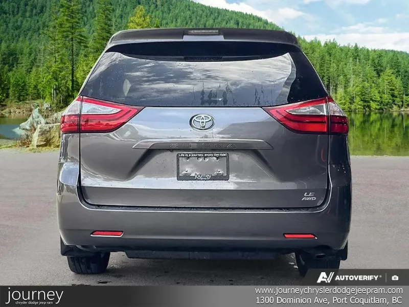 2017 TOYOTA Sienna angle 5