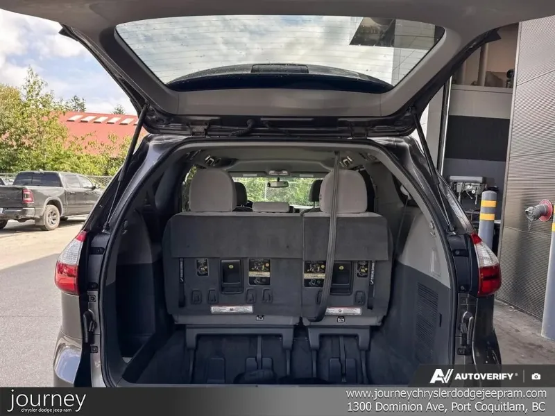 2017 TOYOTA Sienna angle 10
