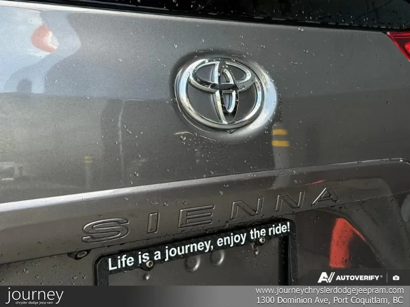 2017 TOYOTA Sienna angle 8