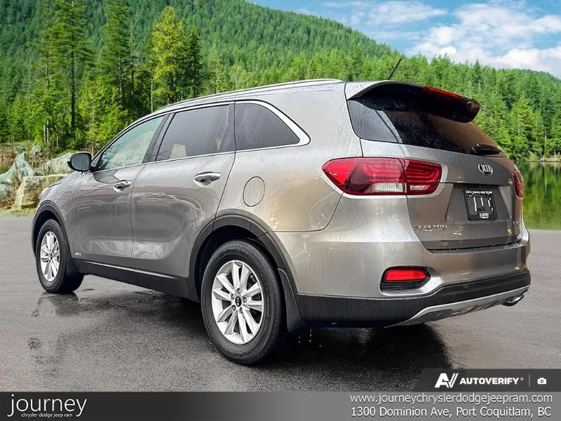 2019 KIA Sorento angle 4