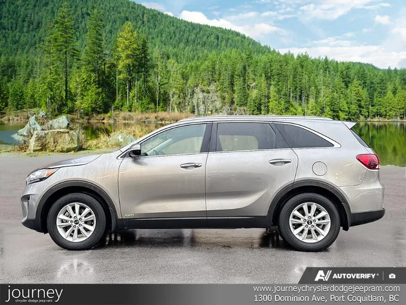 2019 KIA Sorento angle 3