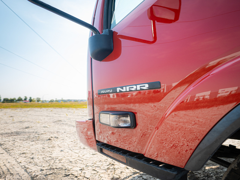 2015 ISUZU NRR angle 6