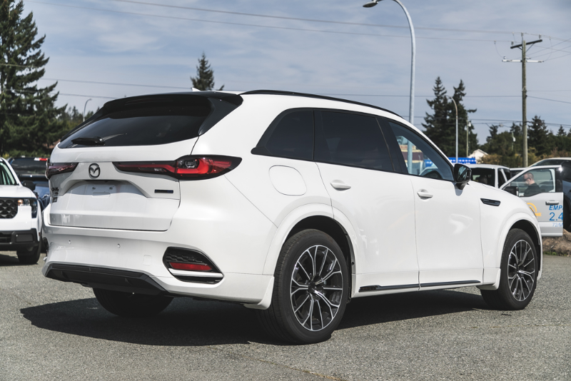 2026 MAZDA CX-70 PHEV Signature at Sunshine Mountain Lincoln Nanaimo BC (Collage Image 46/72)