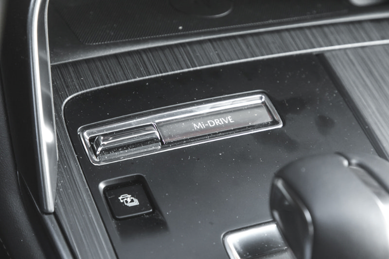 2026 MAZDA CX-70 PHEV Signature at Sunshine Mountain Lincoln Nanaimo BC (Collage Image 34/72)