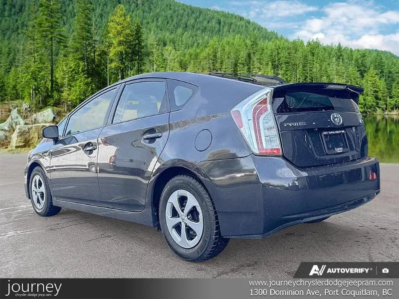2015 TOYOTA Prius angle 4