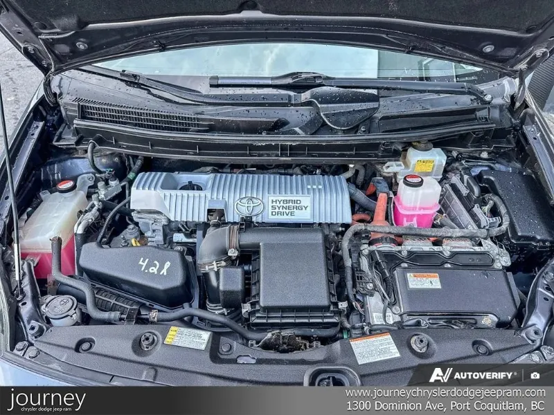 2015 TOYOTA Prius angle 9