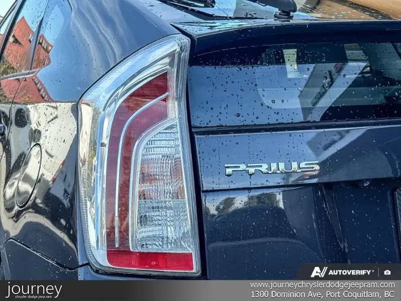 2015 TOYOTA Prius angle 10