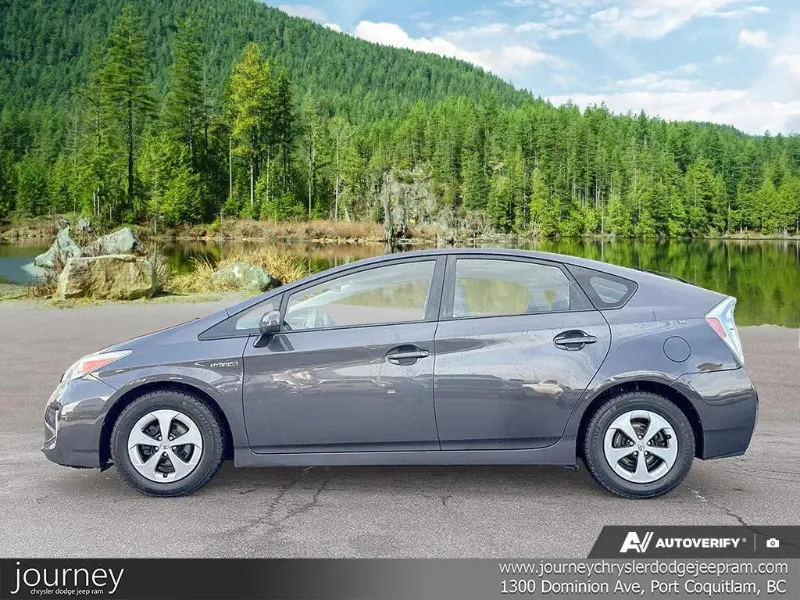 2015 TOYOTA Prius angle 3