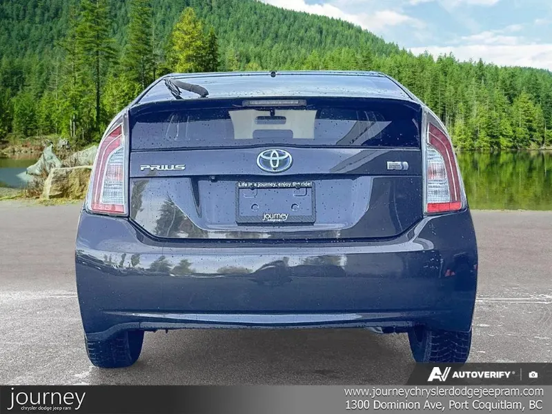 2015 TOYOTA Prius angle 5