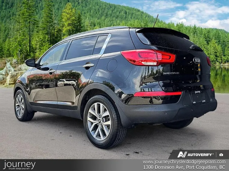 2015 Kia Sportage angle 4