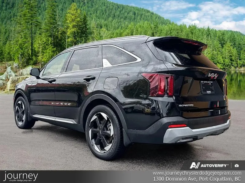 2025 KIA Sorento Hybrid angle 4