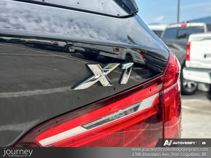 2018 BMW X1 angle 8
