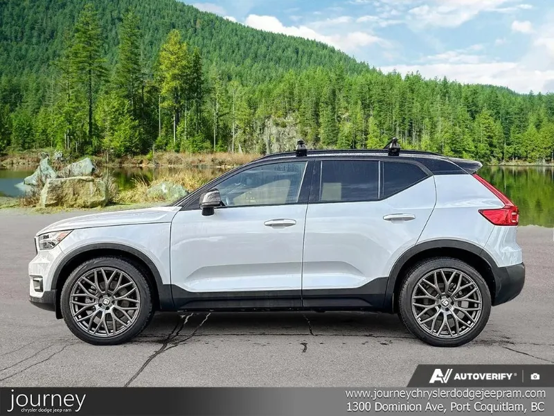 2022 VOLVO XC40 angle 3