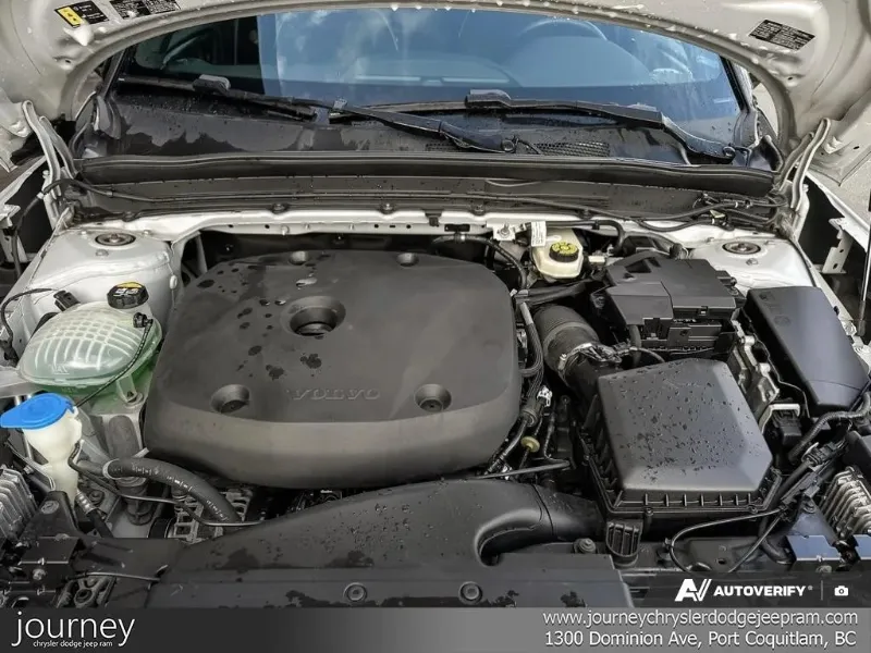 2022 VOLVO XC40 angle 9