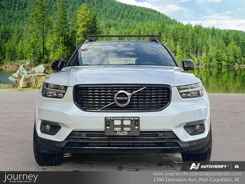 2022 VOLVO XC40 angle 2