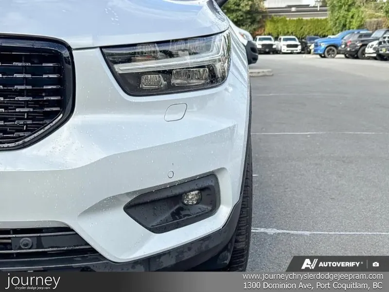 2022 VOLVO XC40 angle 7
